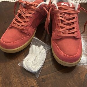 Nike SB red low dunk size 9 Sneakers with White Laces